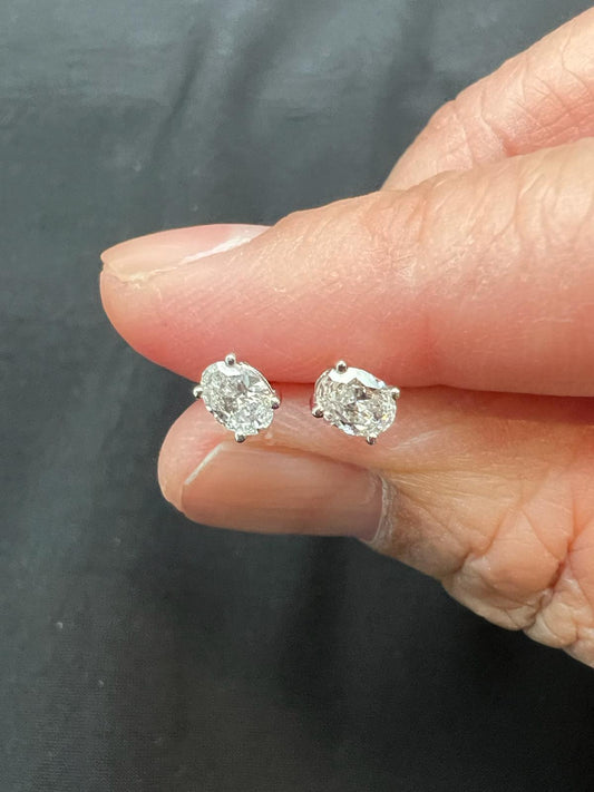 Feeling Oval Diamond Solitaire Stud Earrings